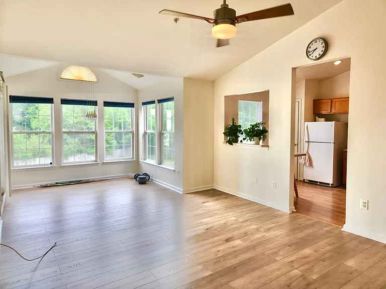 7505J Calderon Ct #J — Photo 3
