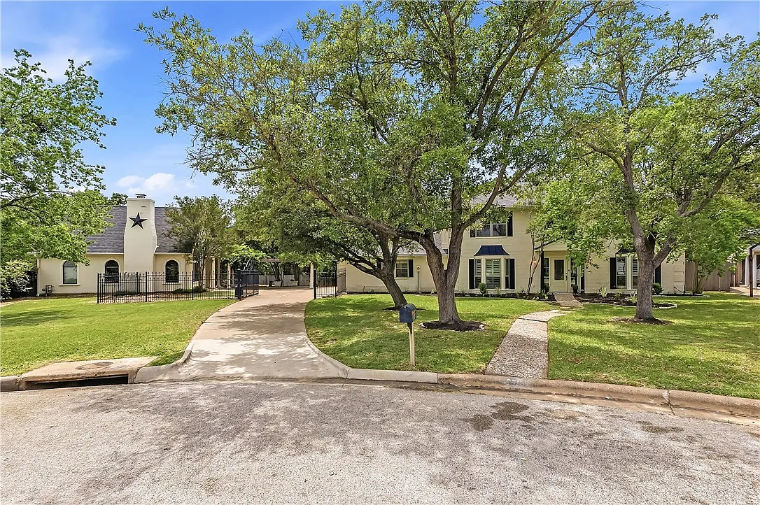 6 bed, 4.5 bath, 4080 sqft, $3,800 — Photo 3