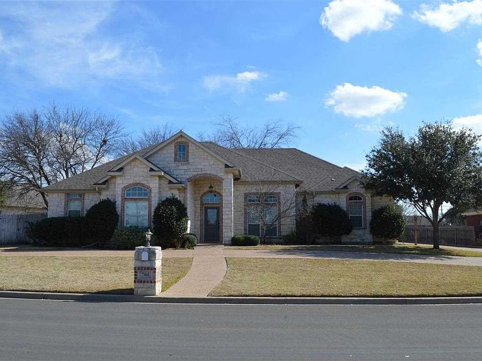 1st image of 704 Oakmont Dr