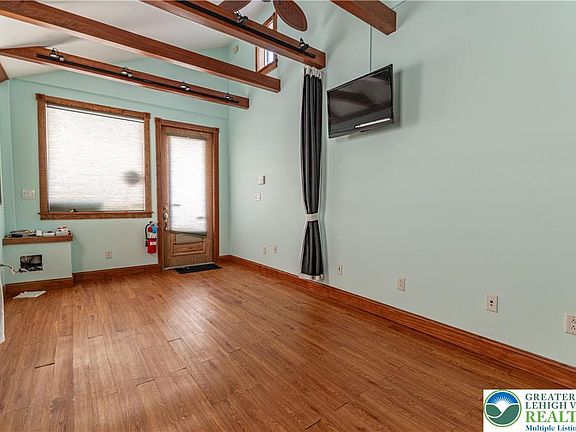 4th image of 416 Wyandotte St
