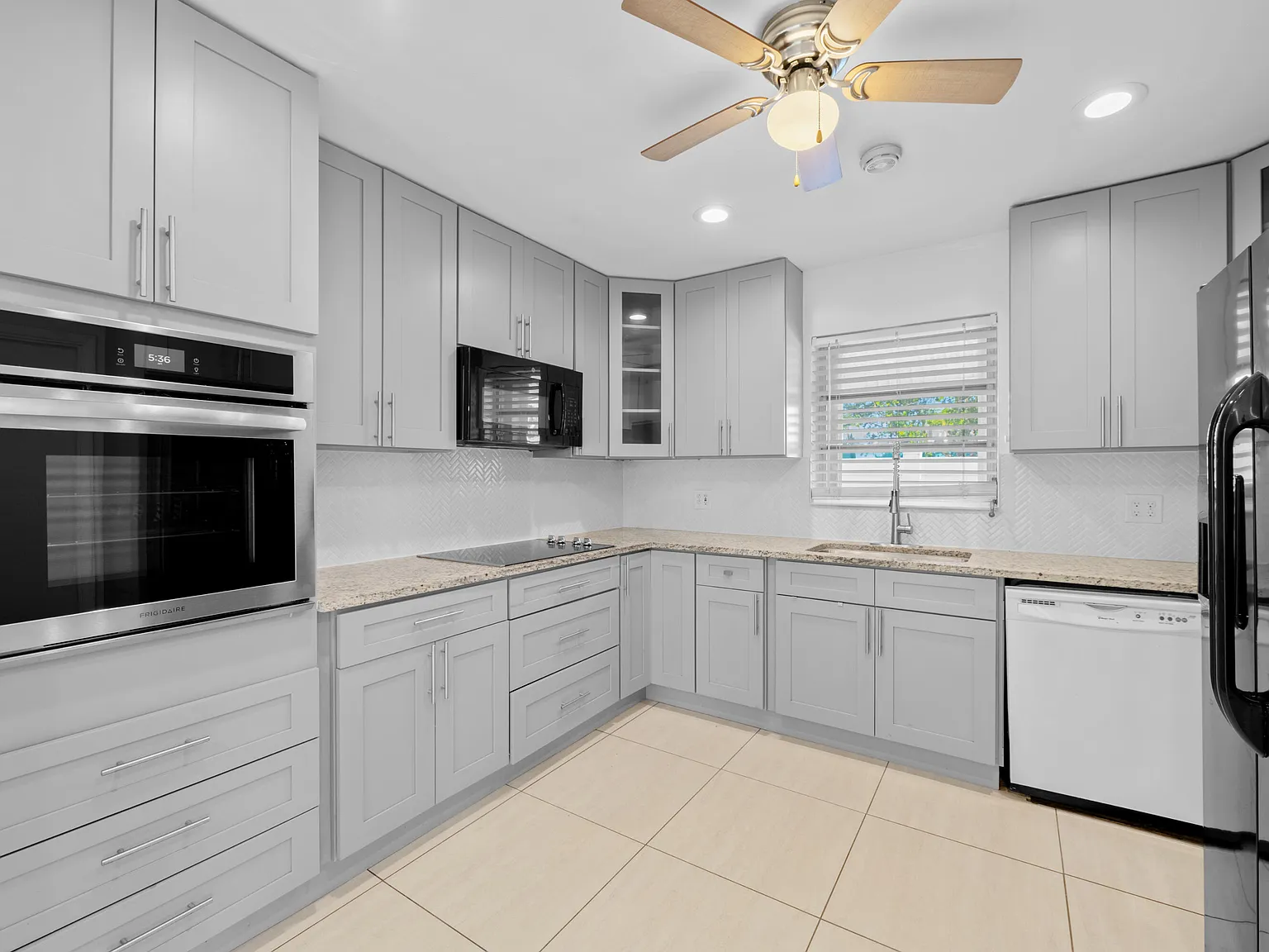 3 bed, 1.0 bath, 1354 sqft, $2,950 — Photo 3