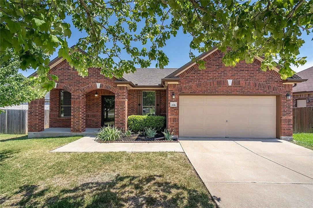 4 bed, 2.0 bath, 2129 sqft, $2,200 — Photo 1