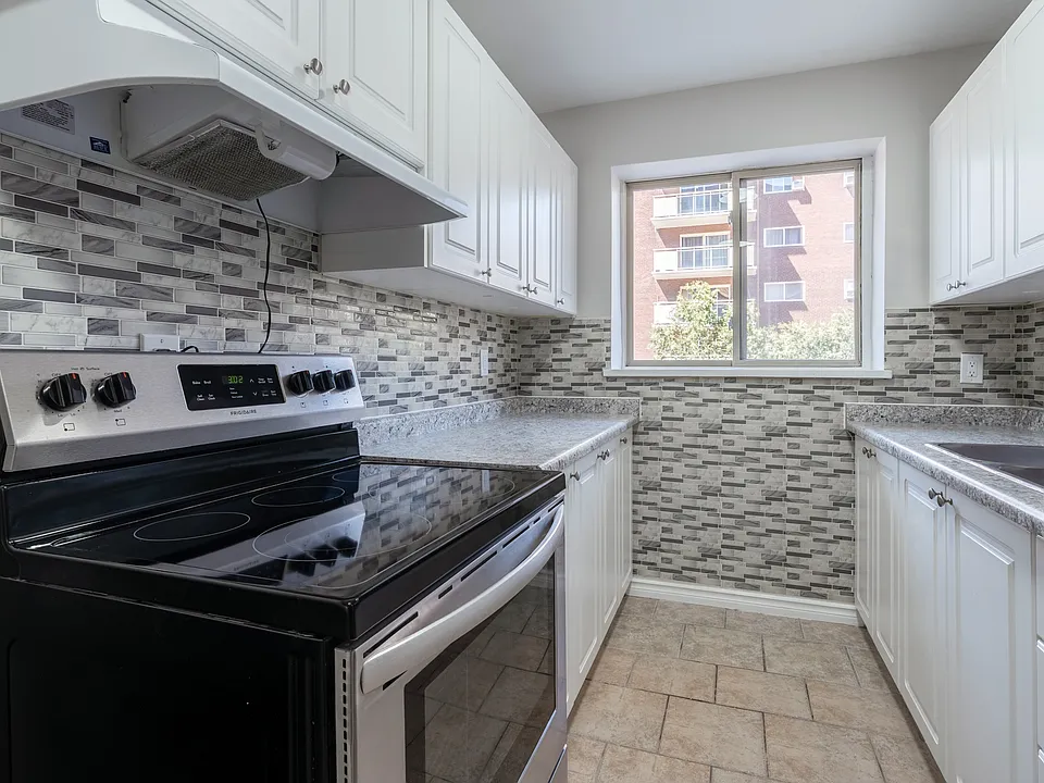 45 Charlton Ave W