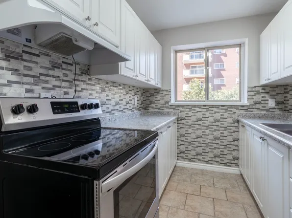 45 Charlton Avenue West