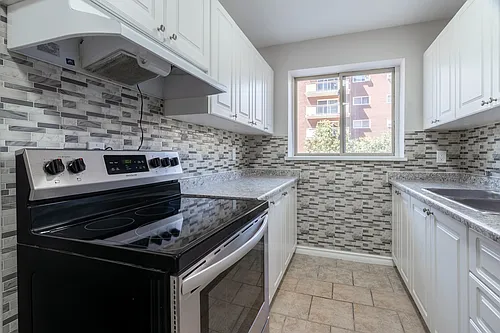 45 Charlton Ave W Photo 1