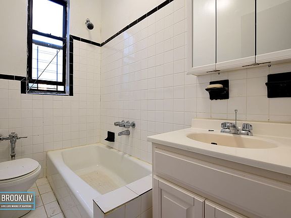 4th image of 880 47th St APT A5