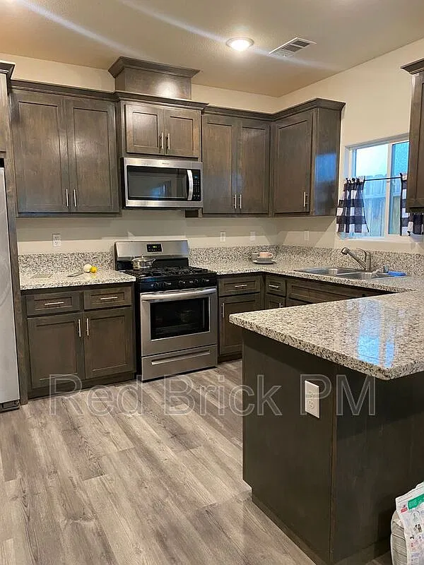 3 bed, 2.0 bath, 1239 sqft, $1,895 — Photo 3
