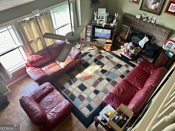 3rd image of 1332 Woodlawn Cir