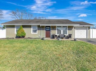 7 Bovie Ct, Holbrook, NY 11741