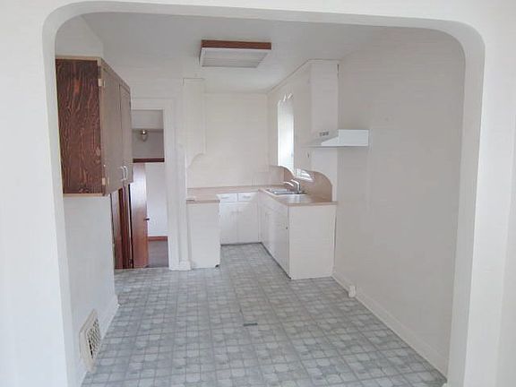 3rd image of 807 Myers Ave