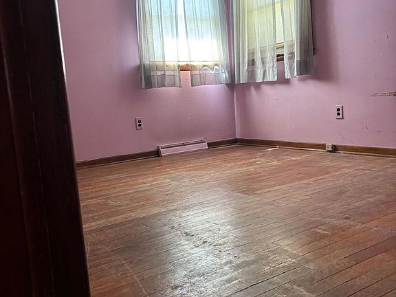 3rd image of 573 Richmond Rd