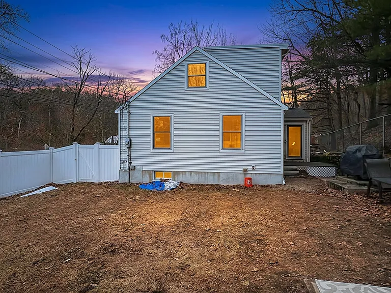 136 Oak St — Photo 21