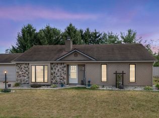 1919 Mill Stream Dr, Huntertown, IN 46748