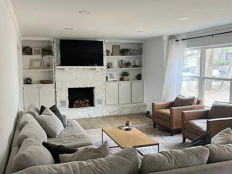 2280 N Briarwood Ln — Photo 2