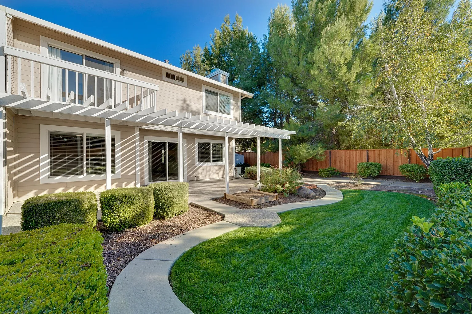 1420 Rhododendron Dr photo 1
