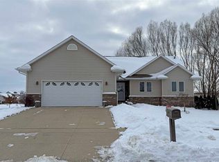 149 Country Club Ct, Anamosa, IA 52205