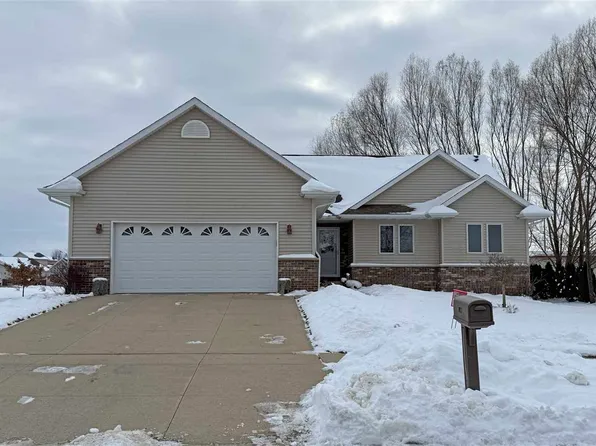 149 Country Club Ct, Anamosa, IA 52205