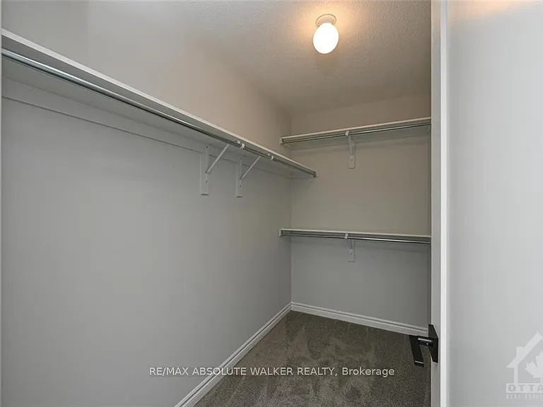 321 Squadron Cres — Photo 15