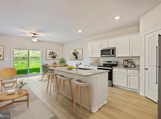 30 Cramsford St, Falling Waters, WV 25419