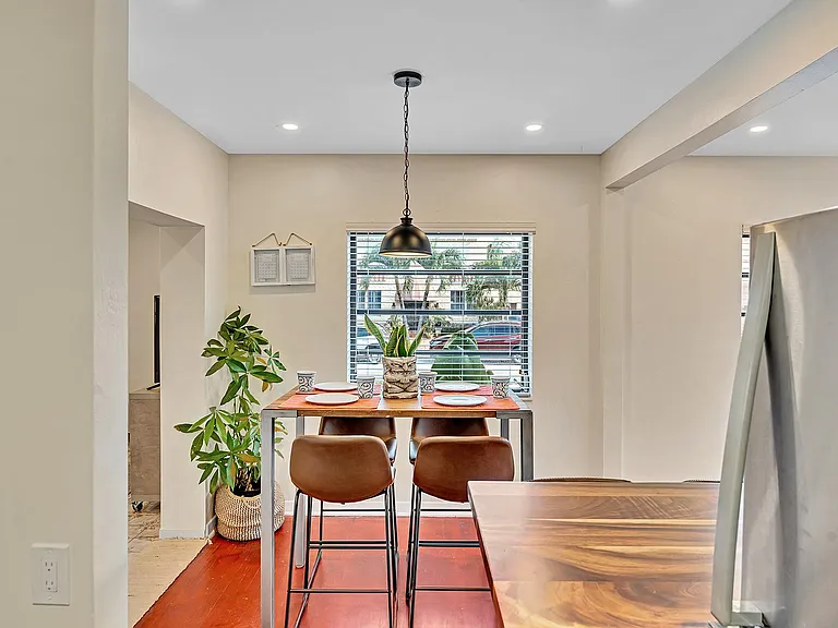 1620 NW 8th St — Photo 3