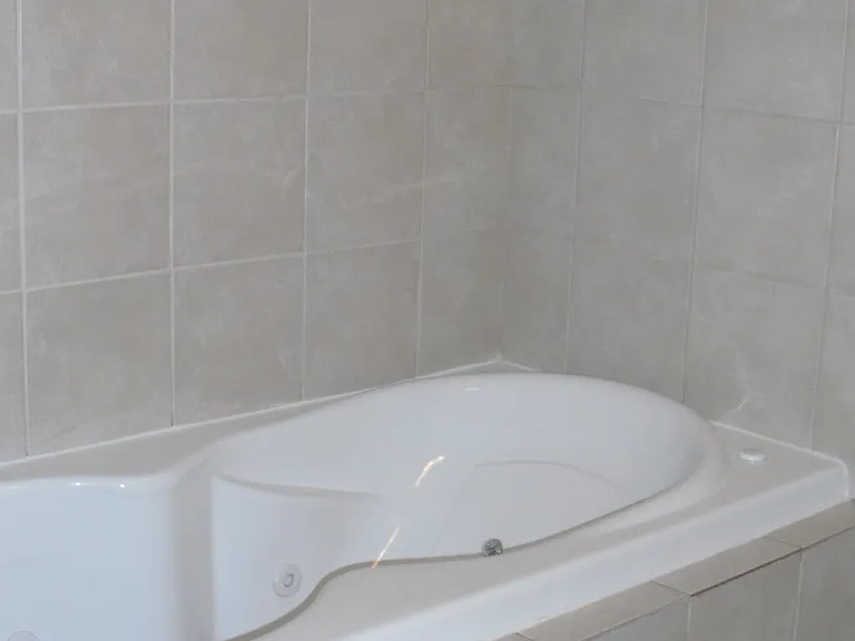 tub/shower in primary bath
