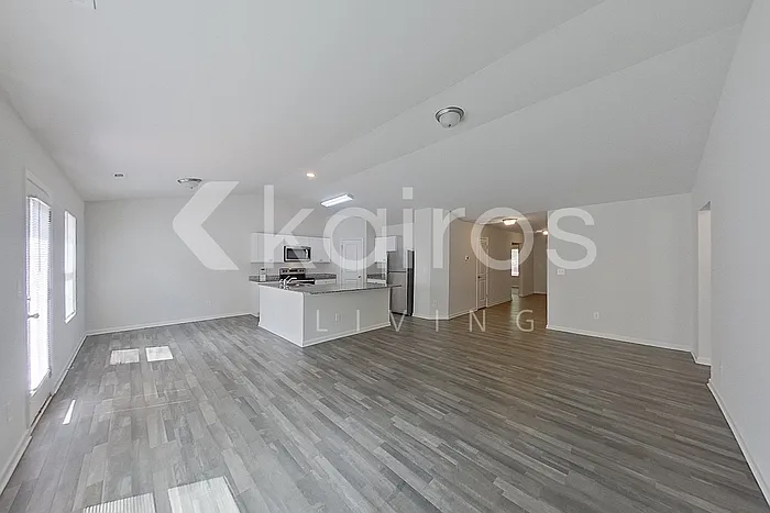 4 bed, 2.0 bath, 1826 sqft, $2,105 — Photo 3