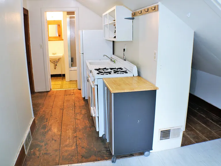 608 Ronalds St — Photo 3