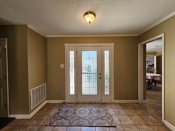 4th image of 215 Banister Ct