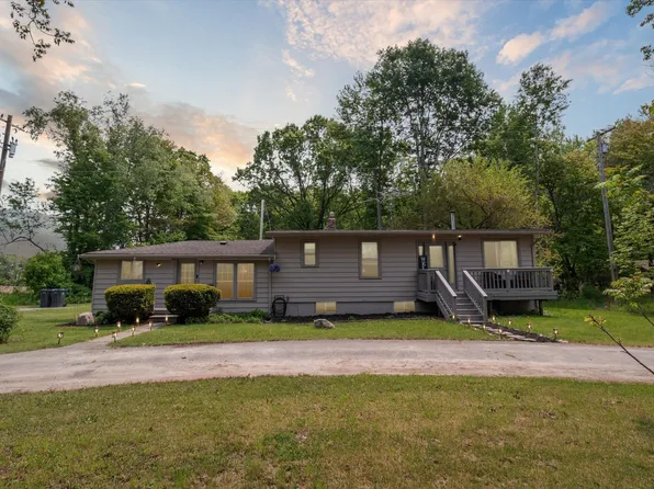 835 W Wardlow Rd, Highland, MI 48357