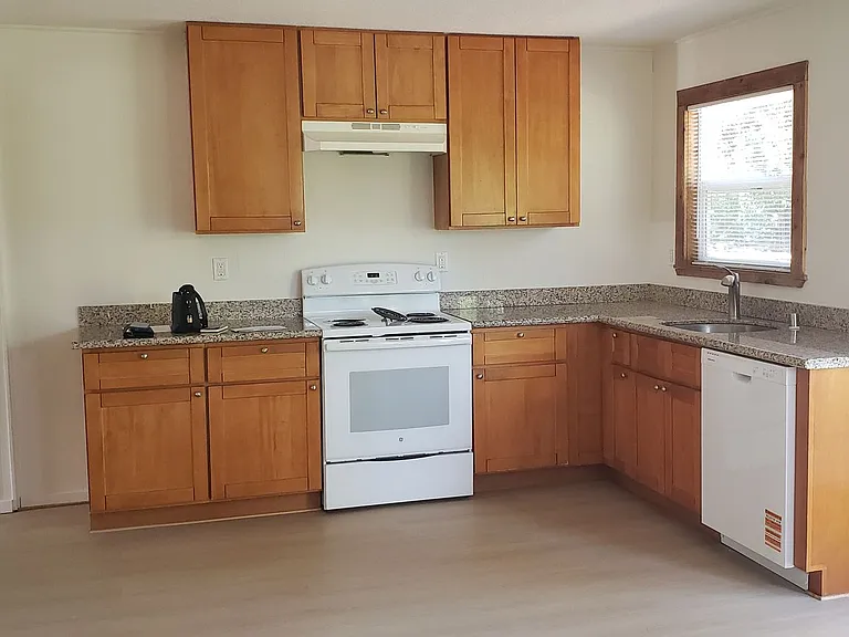 14984 Putnam Ln — Photo 2