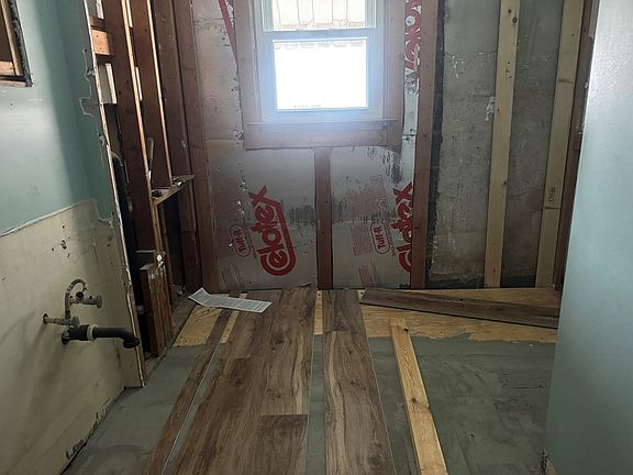 4th image of 258 Scott Ave