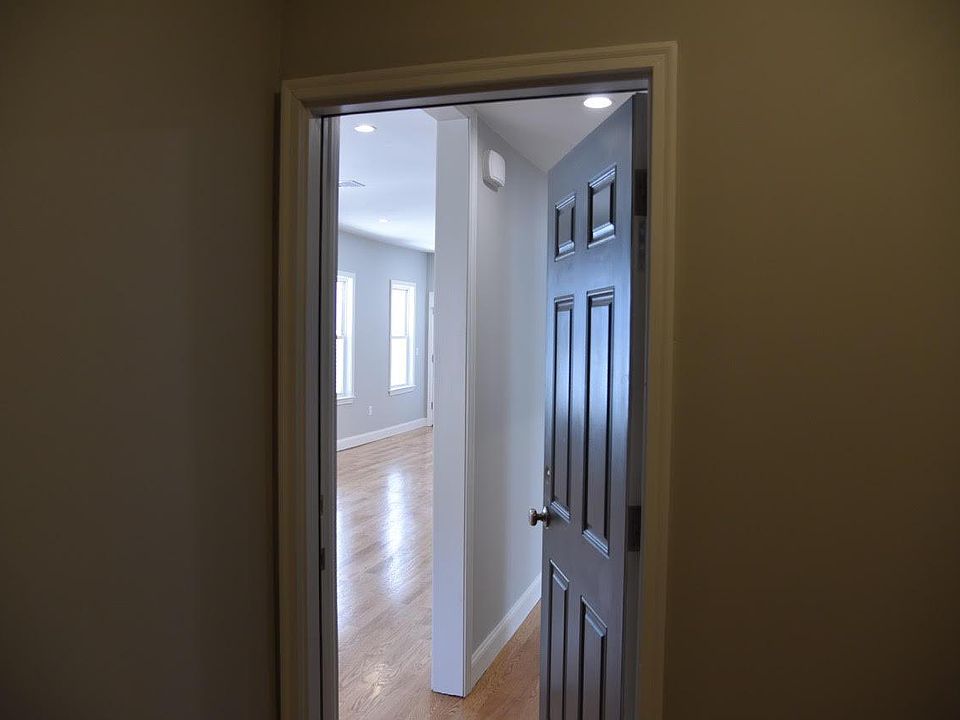 1st image of 220 Fellsway W