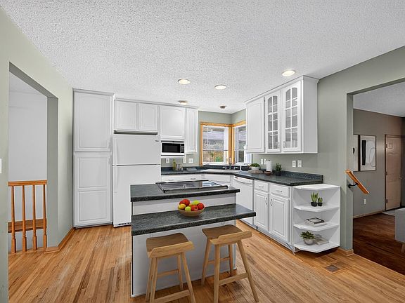 5th image of 509 3rd Ave NE