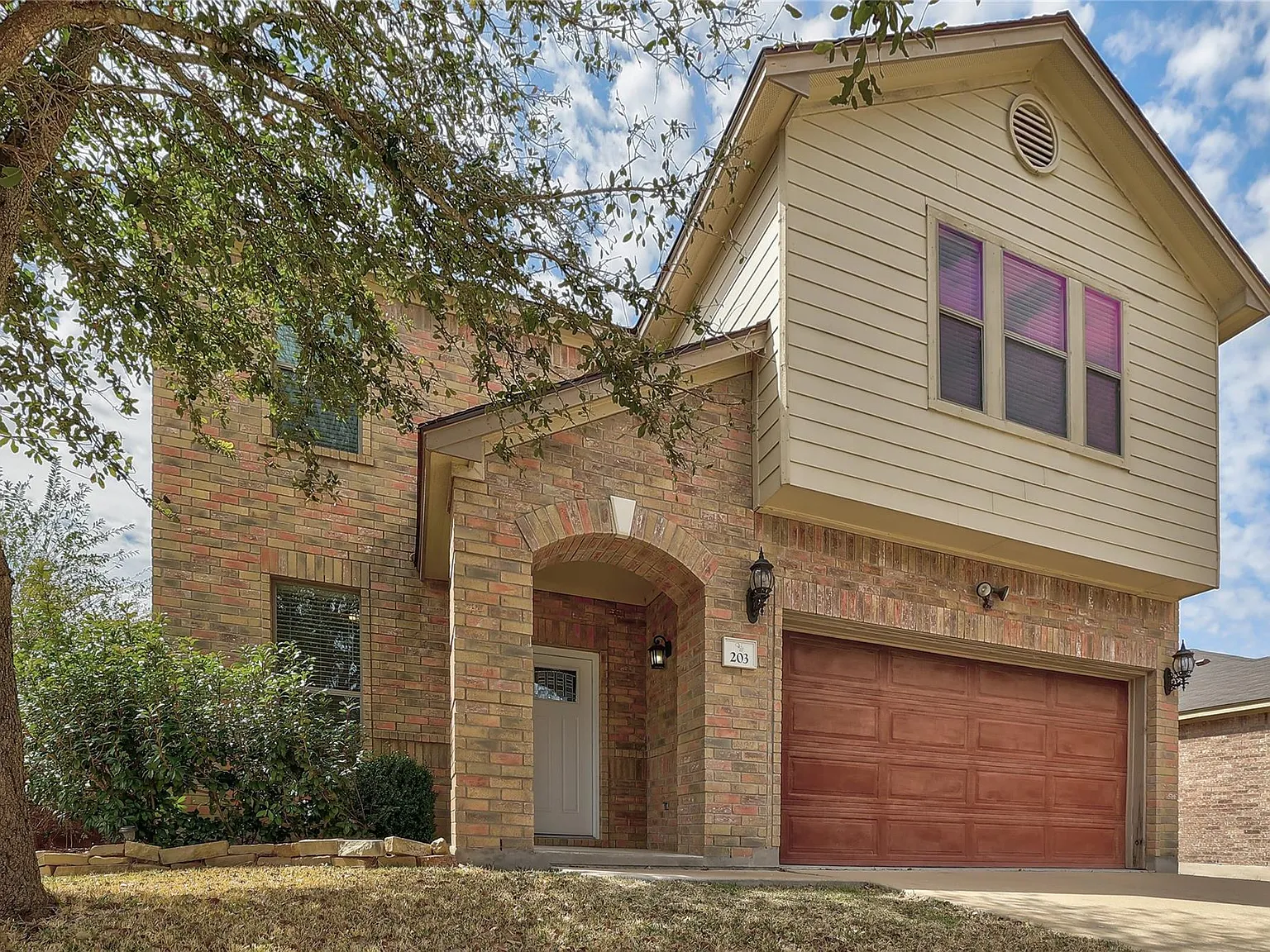 6 bed, 2.5 bath, 2759 sqft, $2,400 — Photo 2