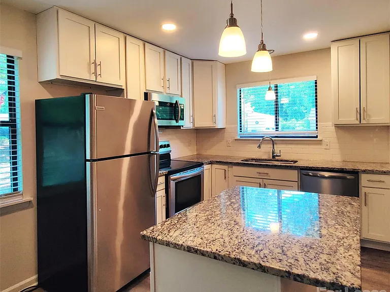 5101 Glenview Ct — Photo 3