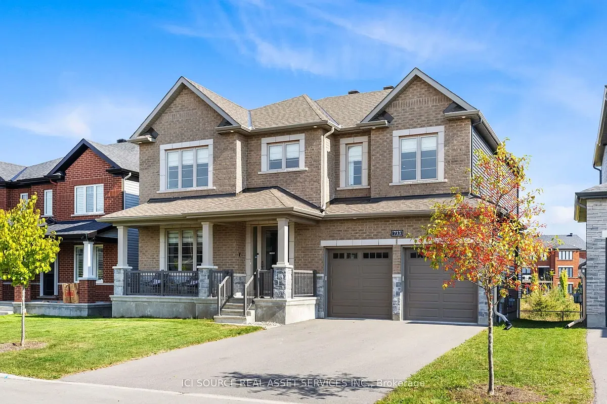 Photo 1 of 35 - 733 Coast Cir - Ottawa, ON Primary Photo - 733 Coast Cir