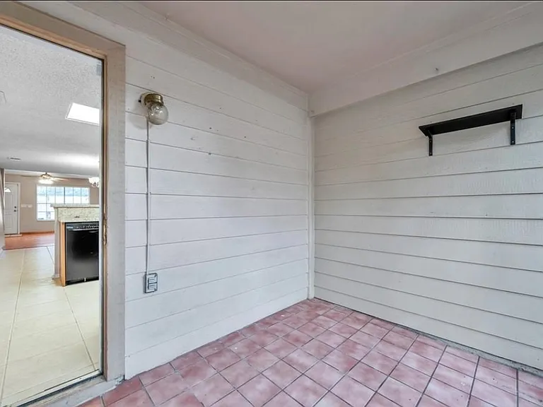 2124 Fletchers Point Cir — Photo 11