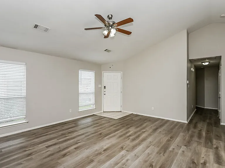 1108 Boxwood Dr — Photo 3
