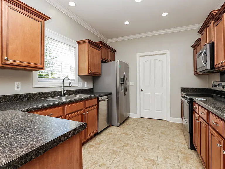 1811 Potters Ct — Photo 7