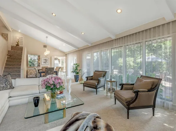 53 Randy Lane, Plainview, NY 11803