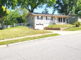 1324 Hillside Dr, Bettendorf, IA 52722