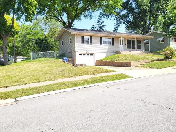 1324 Hillside Dr, Bettendorf, IA 52722