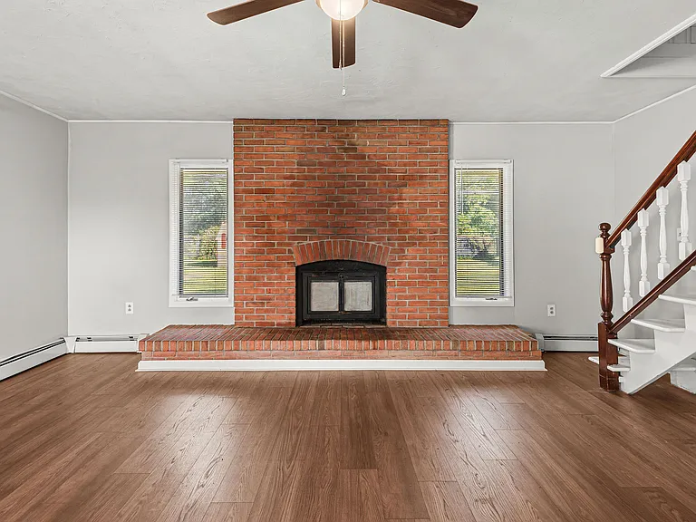 305 N Park Dr — Photo 4
