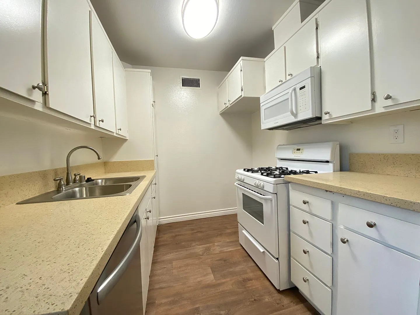 Ben Lomond Apartments — Photo 3