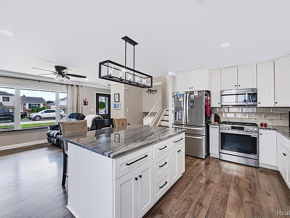 4th image of 31215 Nelson Dr