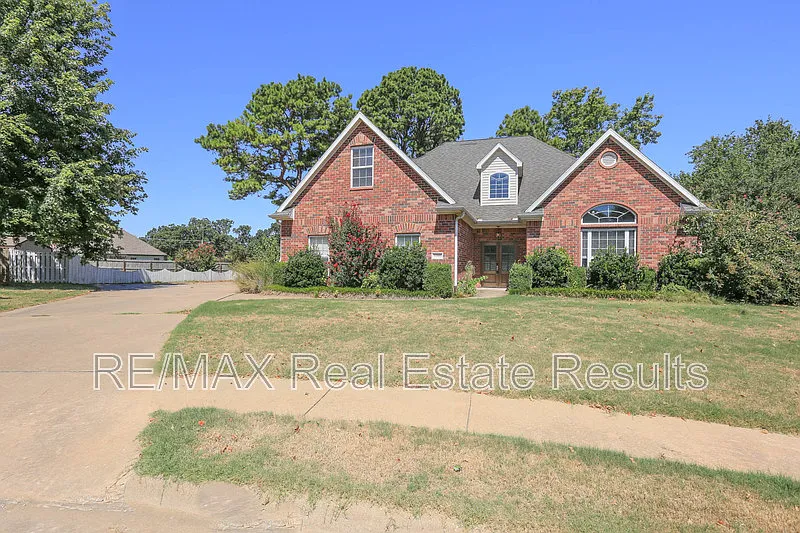 3 bed, 2.0 bath, 2854 sqft, $2,850 — Photo 4