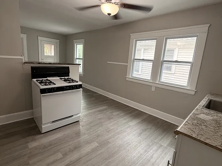 15619 School Ave — Photo 8