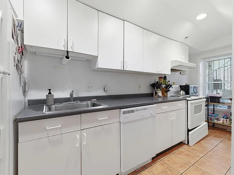 493 E 7th St #1 — Photo 4