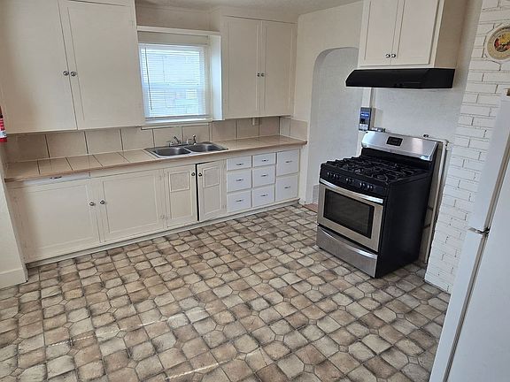 3rd image of 2518 Applegate Ave