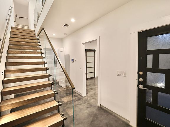 2nd image of 902 Montana St #101